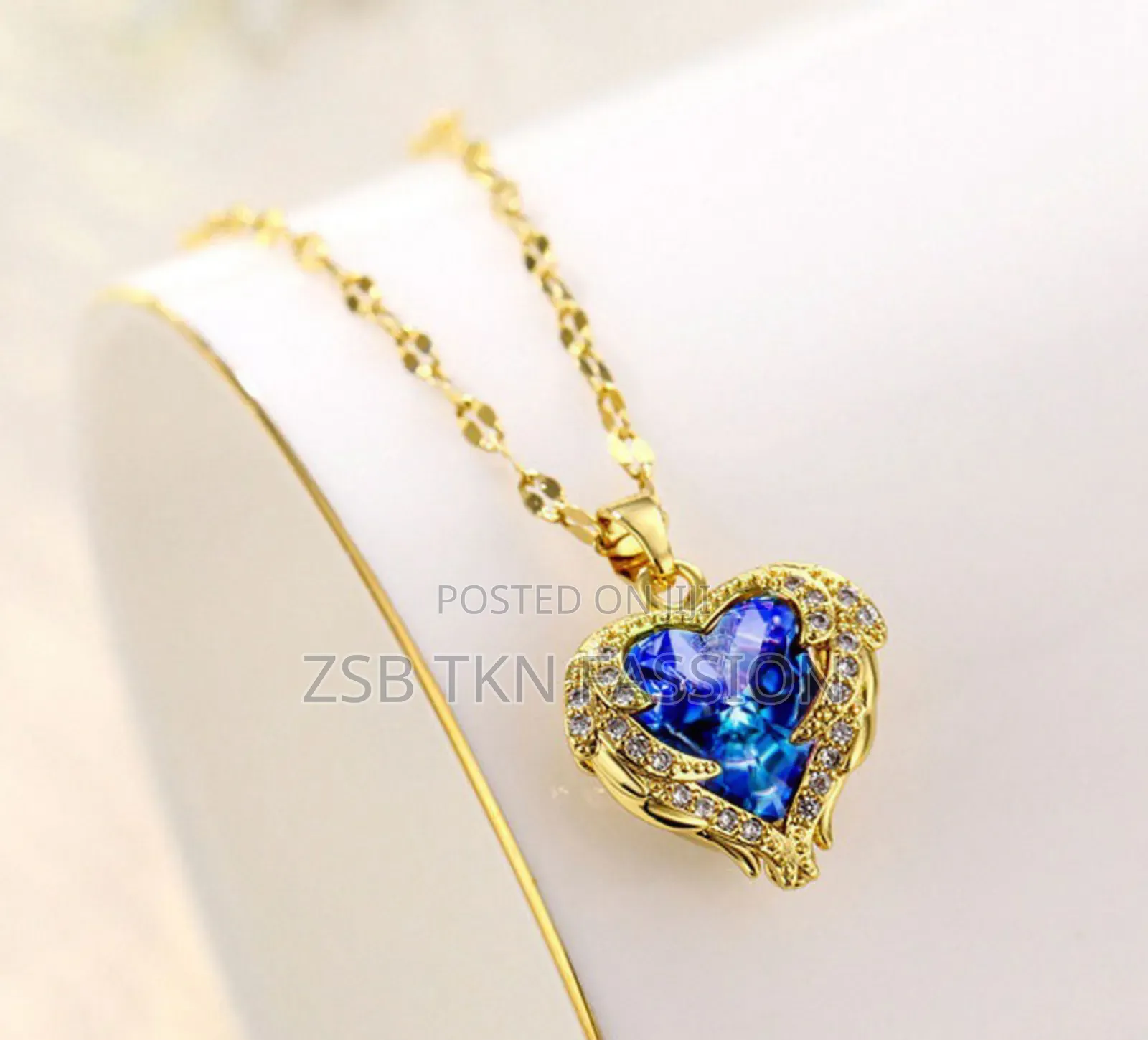 ​ হার্ট-উইং ডিজাইনের ঝলমলে নেকলেস 