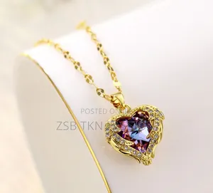 ​ হার্ট-উইং ডিজাইনের ঝলমলে নেকলেস 