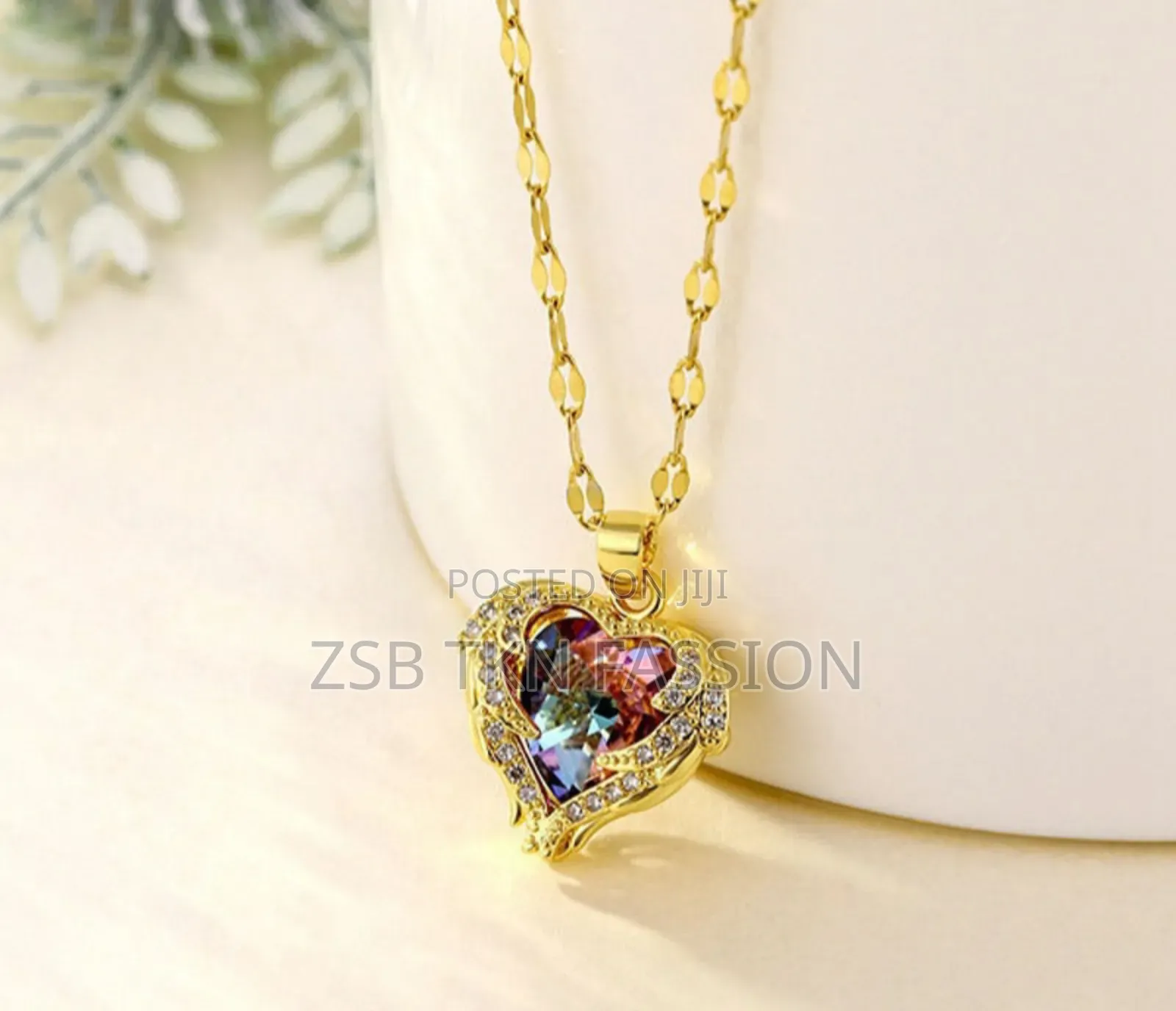 ​ হার্ট-উইং ডিজাইনের ঝলমলে নেকলেস 