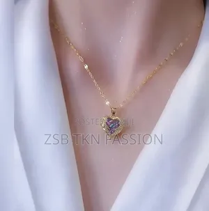 ​ হার্ট-উইং ডিজাইনের ঝলমলে নেকলেস 