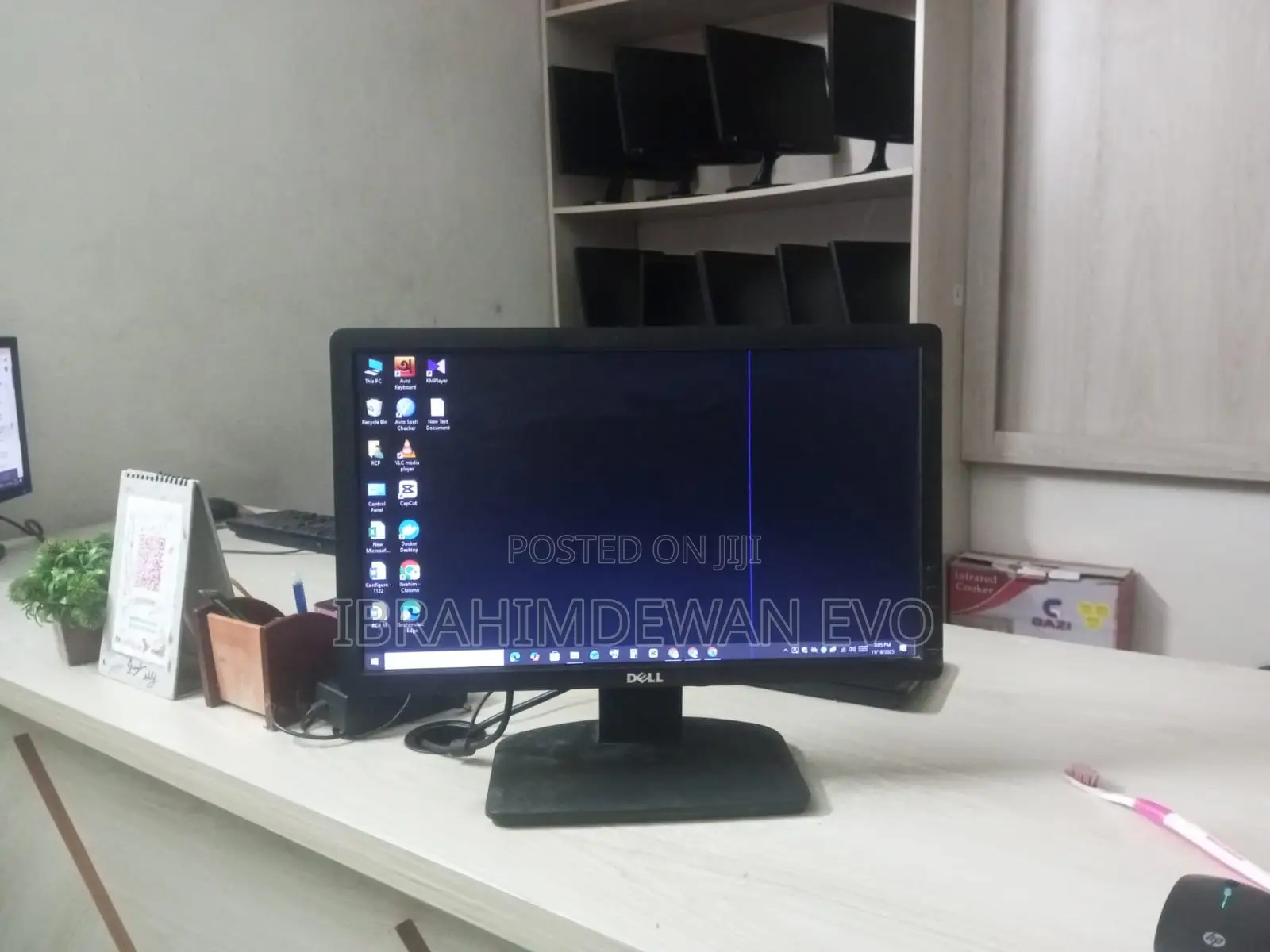 Dell 19" Monitor, Resolution (1366x768), 1 Mark