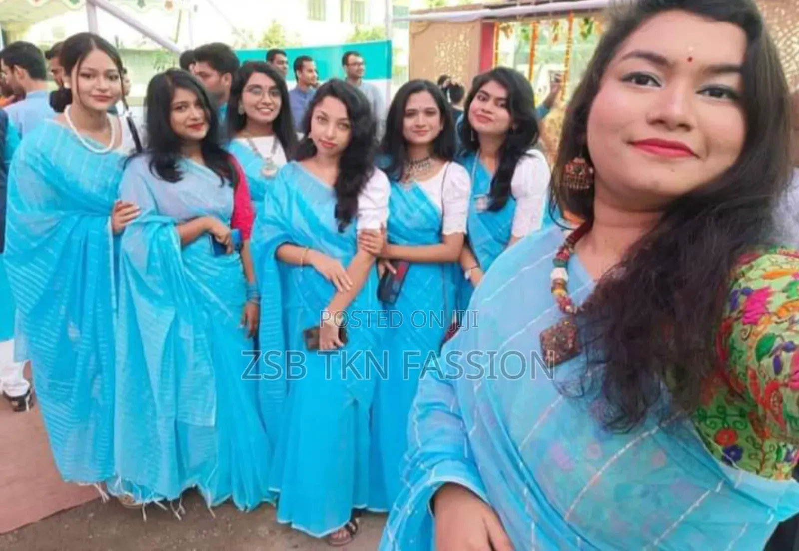 স্টাইলিশ চুমকি শাড়ি