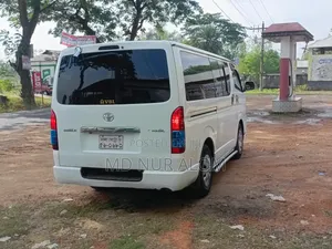 Toyota HiAce 2010 White