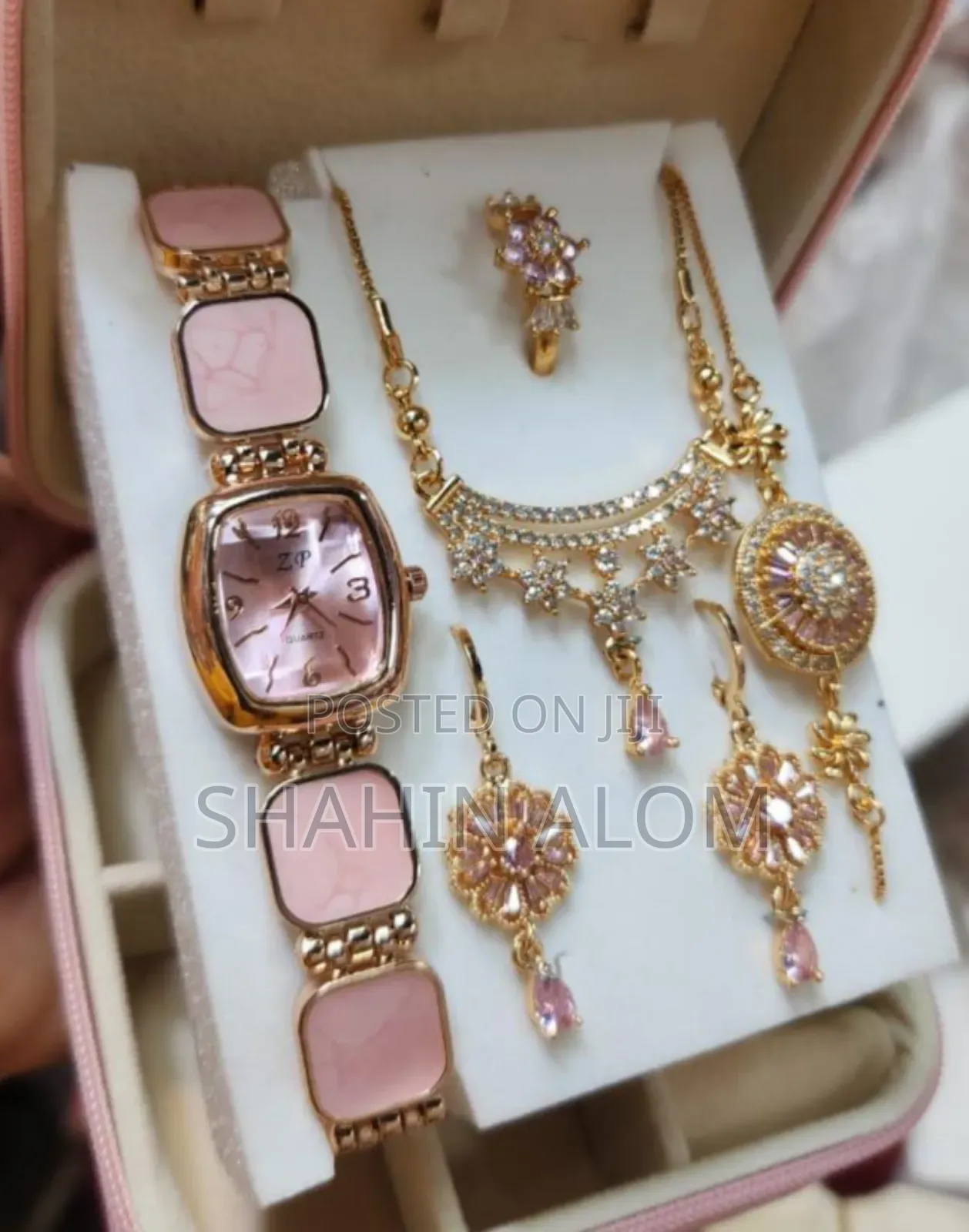 নজরকাড়া ৬-ইন-১ জুয়েলারি ও ওয়াচ সেট 
