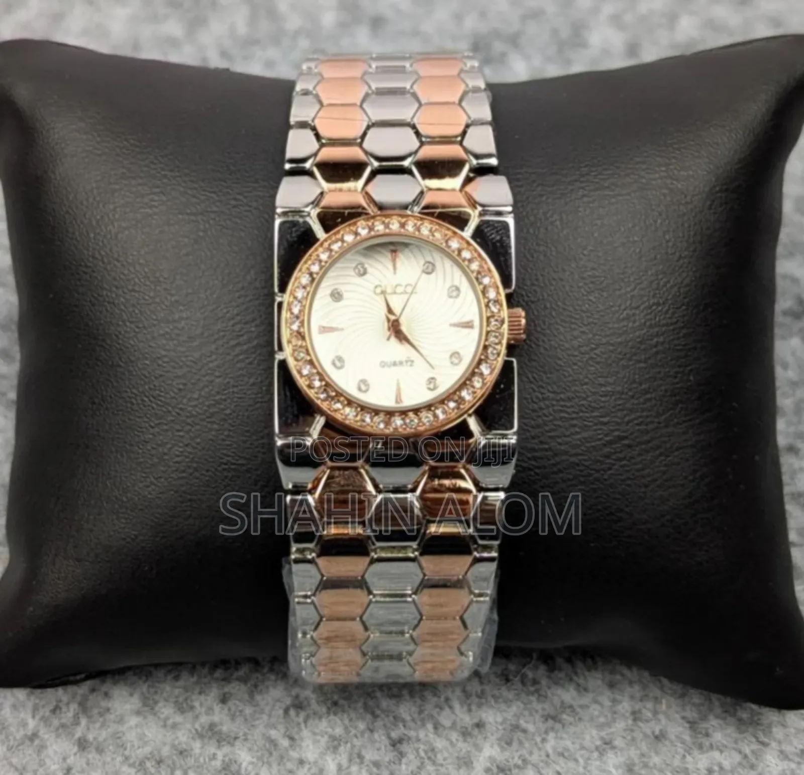 Elegant Golden Ladies Qi Crystal Bezel – Premium Bracelet Design