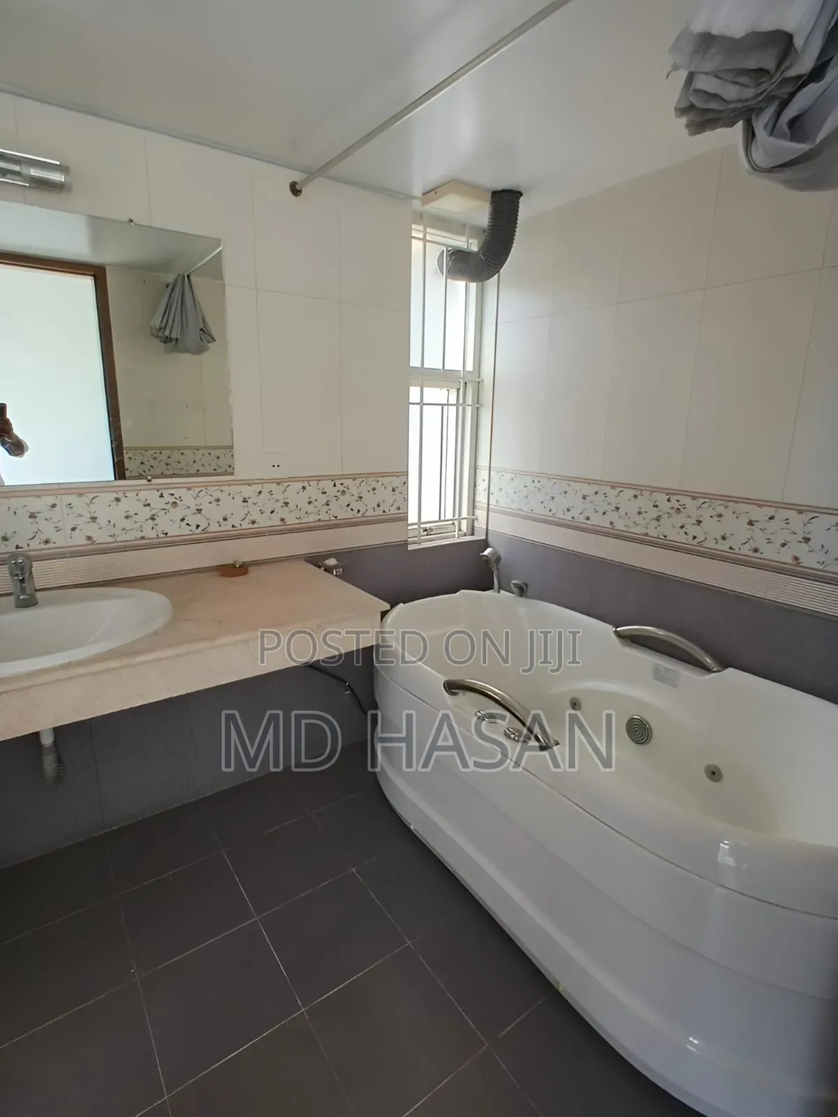 4bdrm Apartment in Semi Furbished for Rent