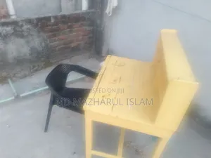 পড়ার টেবিল