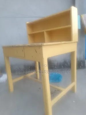 পড়ার টেবিল