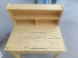 পড়ার টেবিল