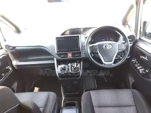 Photo - Toyota Voxy 2020 Pearl