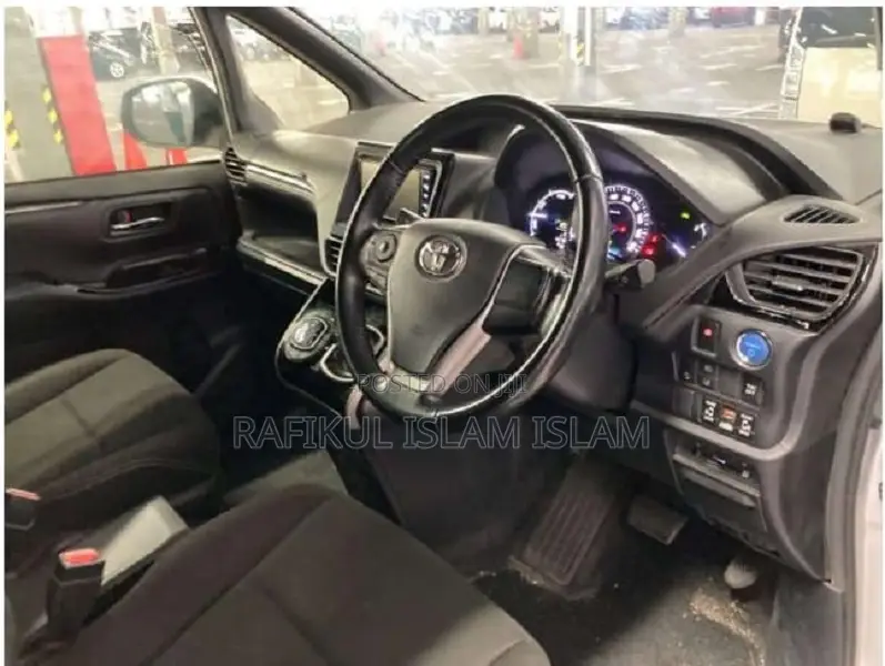 Toyota Esquire 2020 Silver