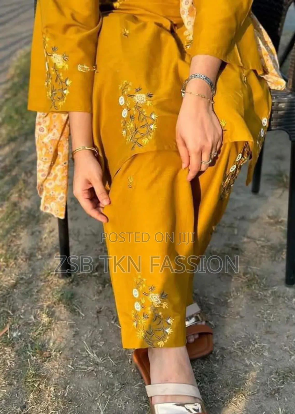 এম্বডারি কাজ করা থ্রী-পিস নতুন আপডেট