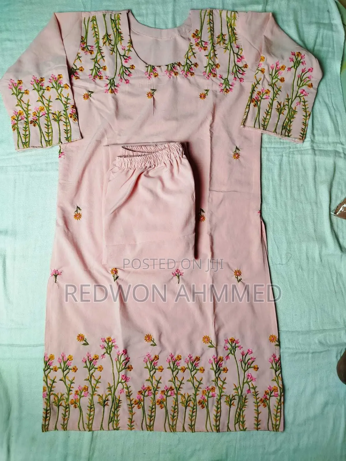 গর্জিয়াস এমব্রয়ডারি কুর্তি সেট 