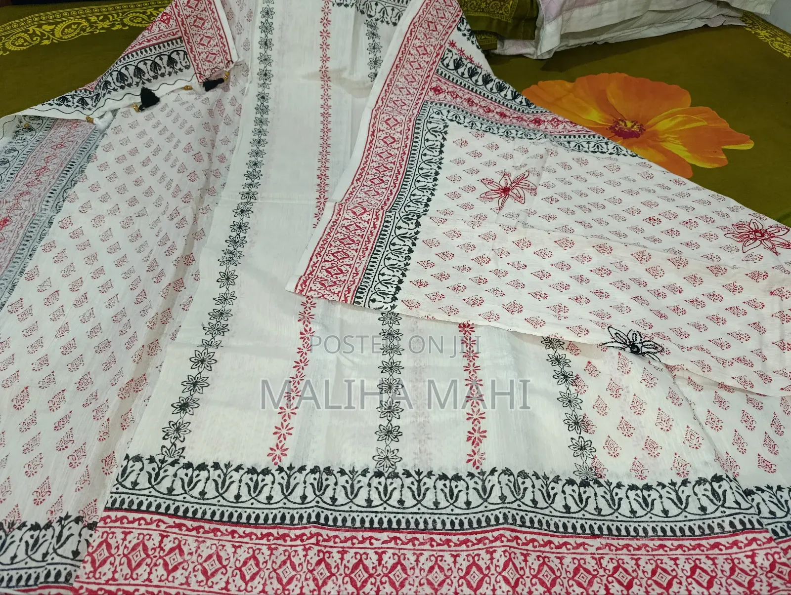 সুতি লিলেন এবং হাতের কাজ সুতা দিয়ে ব্লক এর উপরের শাড়ি।