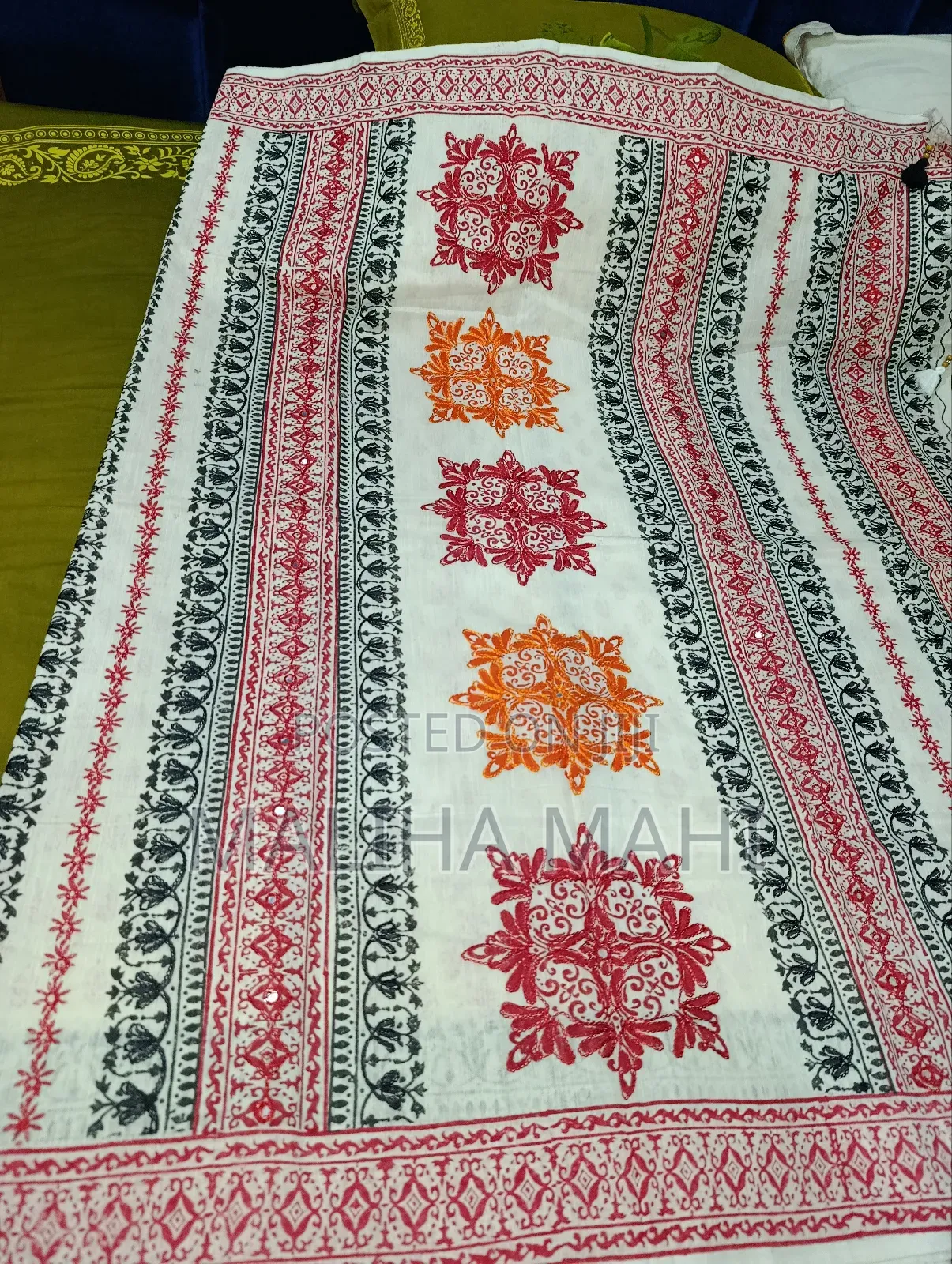 সুতি লিলেন এবং হাতের কাজ সুতা দিয়ে ব্লক এর উপরের শাড়ি।