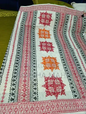 সুতি লিলেন এবং হাতের কাজ সুতা দিয়ে ব্লক এর উপরের শাড়ি।