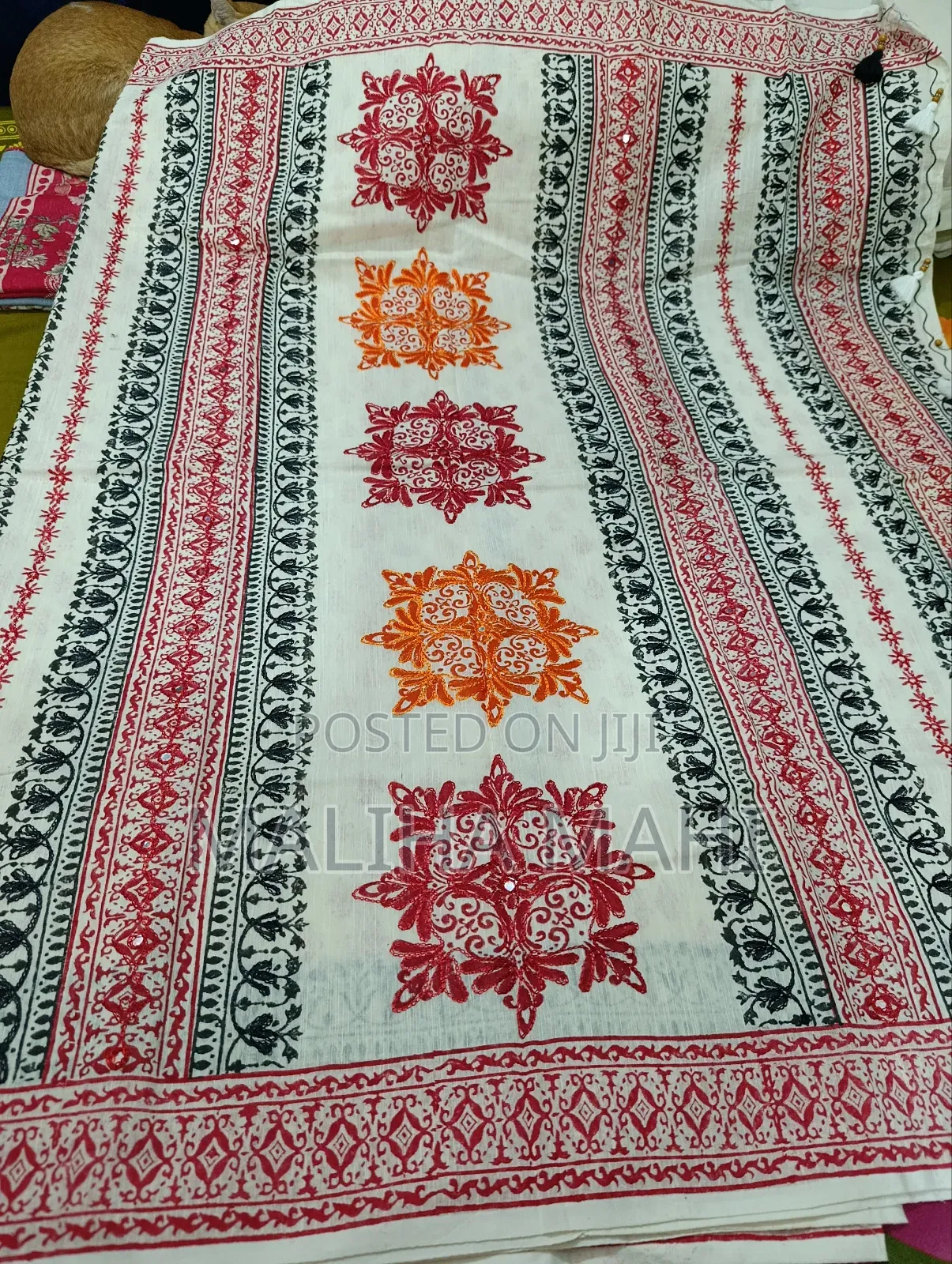 সুতি লিলেন এবং হাতের কাজ সুতা দিয়ে ব্লক এর উপরের শাড়ি।