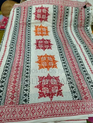 সুতি লিলেন এবং হাতের কাজ সুতা দিয়ে ব্লক এর উপরের শাড়ি।