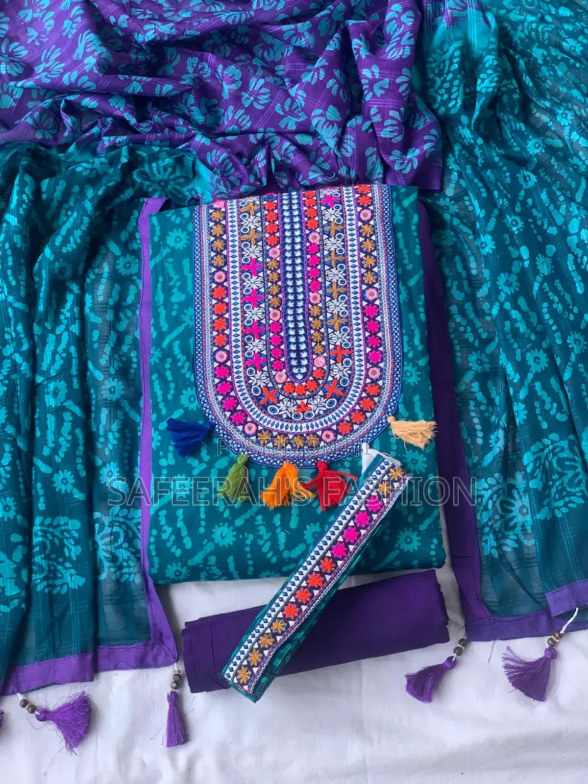 ইয়োক লেইজ কাজ করা বাটিকr