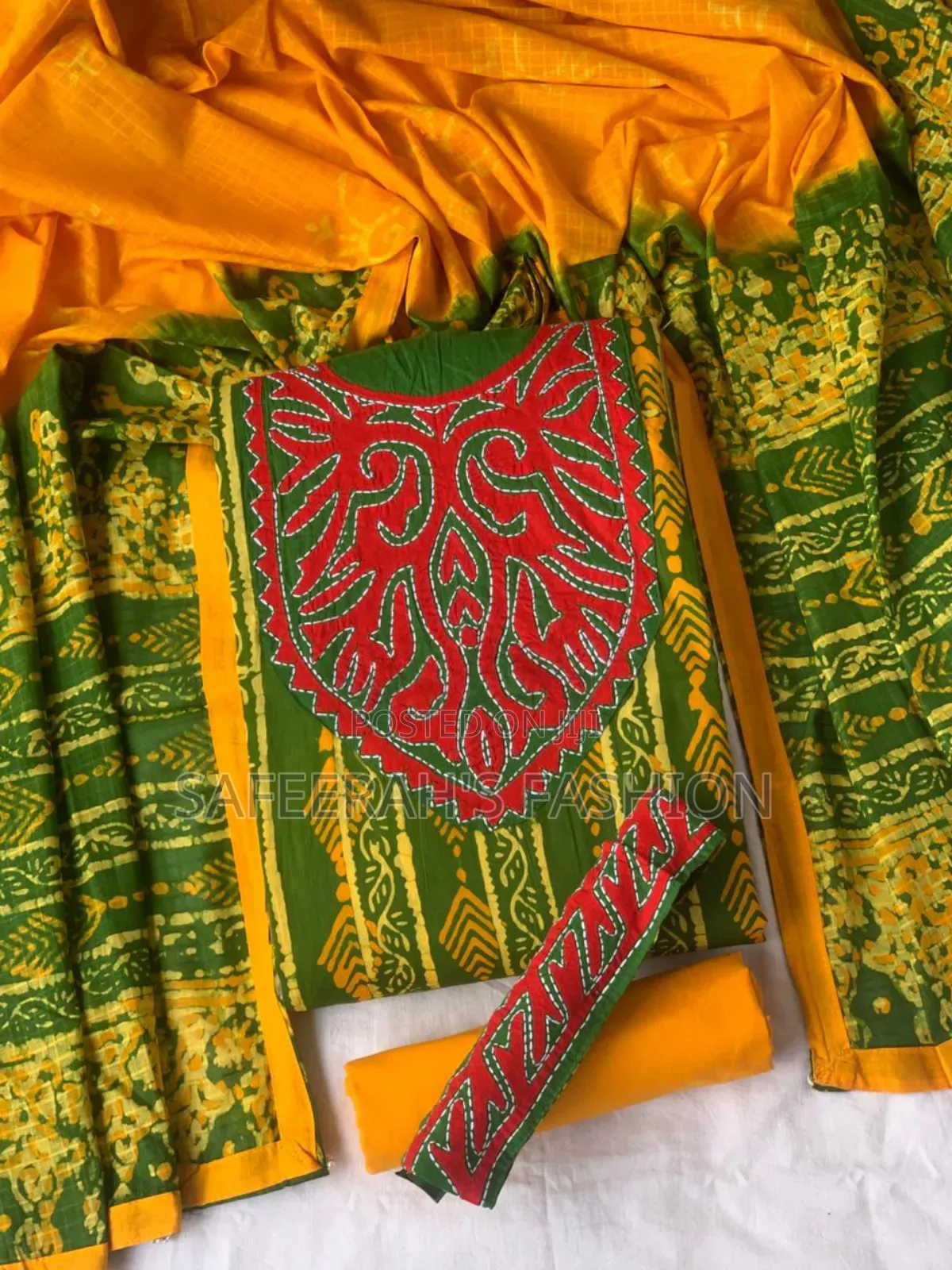 ইয়োক লেইজ কাজ করা বাটিকr