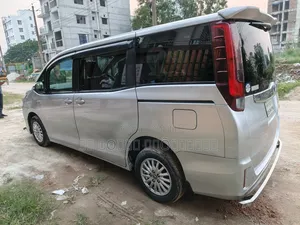 Toyota Noah 2.0 AWD (6 Seater) 2014 Silver