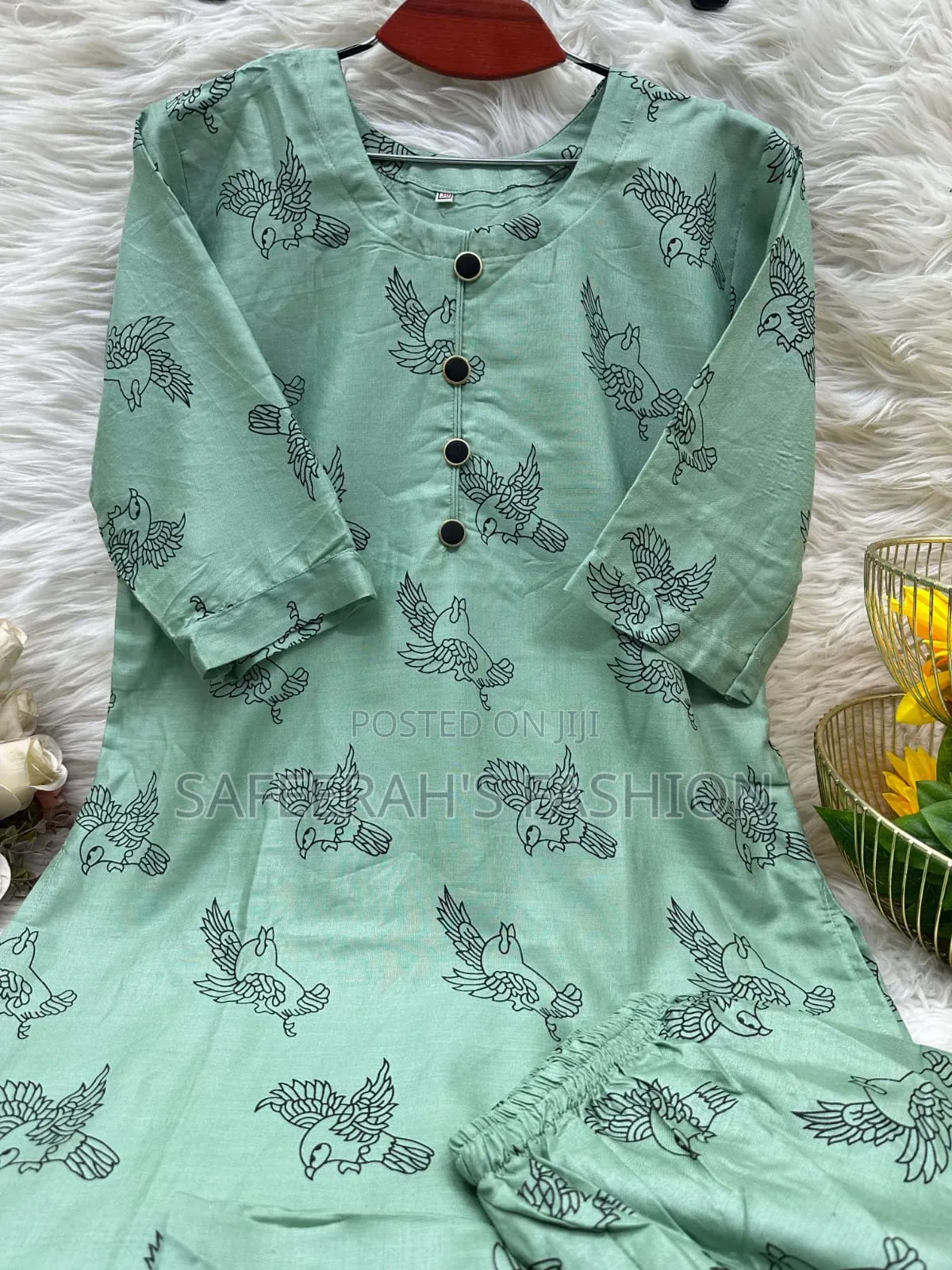 কামিজ স্টাইলের পাখি প্রিন্টের টু-পিস কালেকশনLif