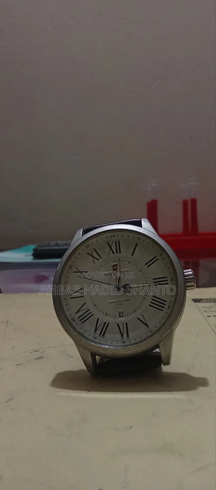 Naviforce এর একটি ঘড়ি