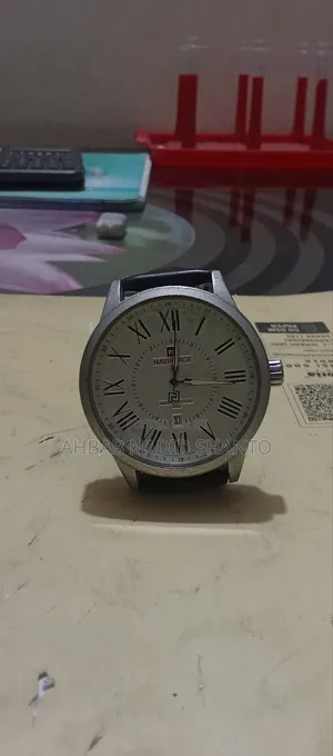 Naviforce এর একটি ঘড়ি