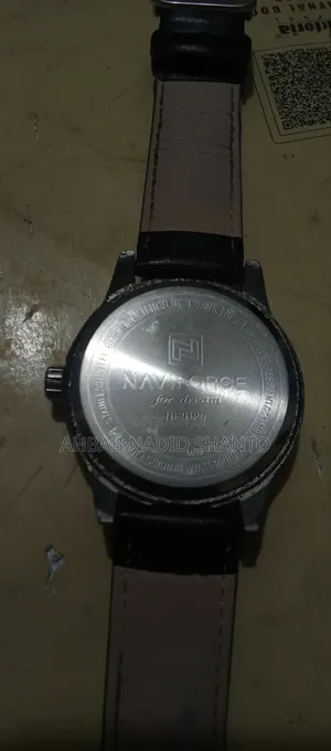 Naviforce এর একটি ঘড়ি