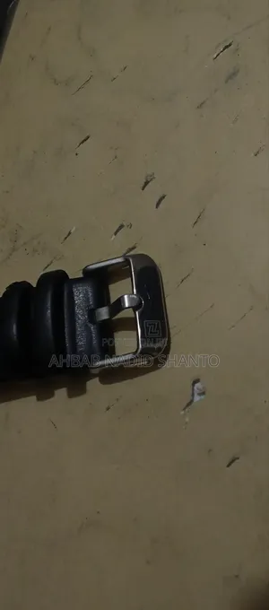 Naviforce এর একটি ঘড়ি