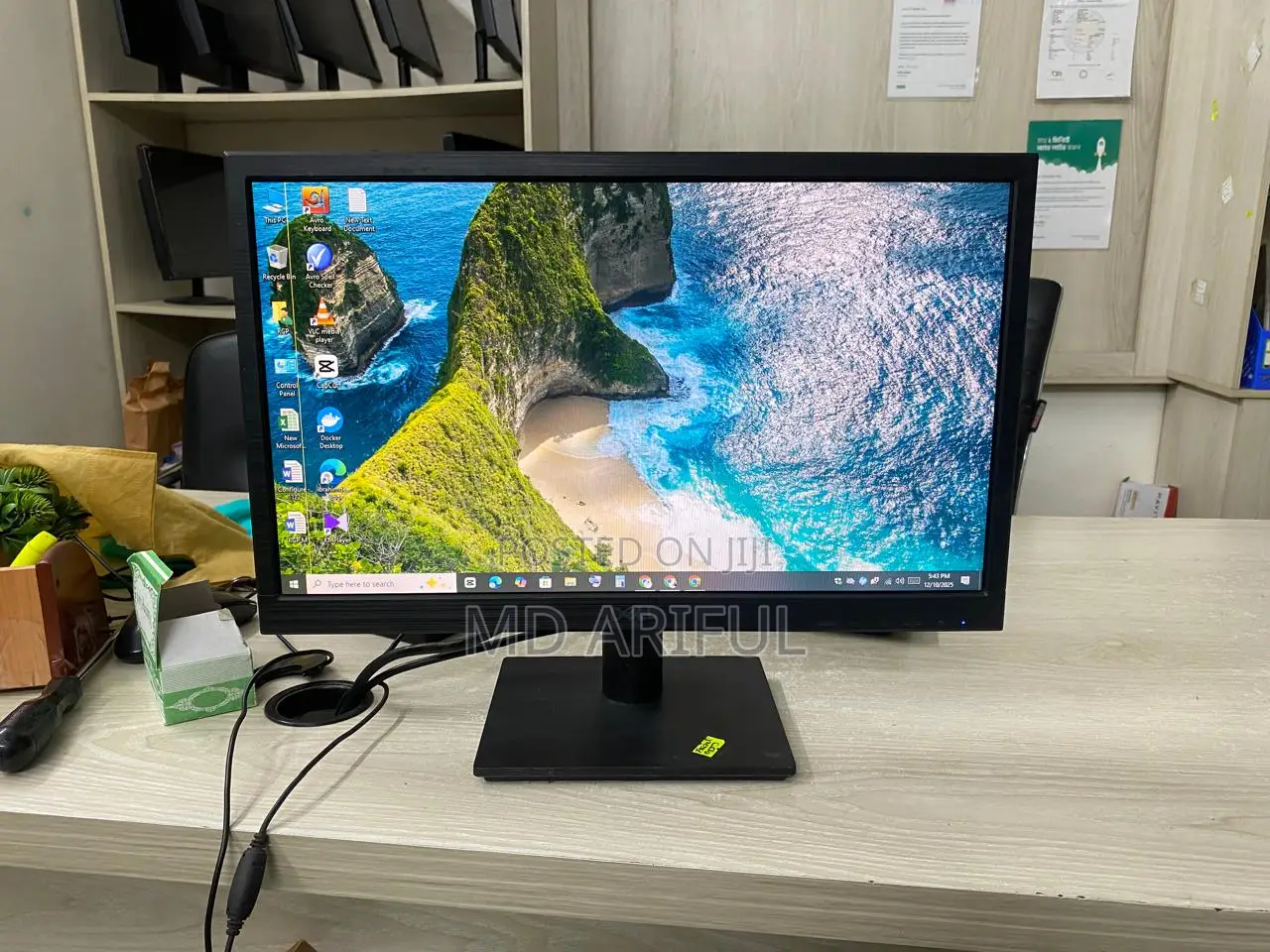 Dell 19"Inch Led Monitor ( চিকন সুতার মতো একটা দাগ আছে )