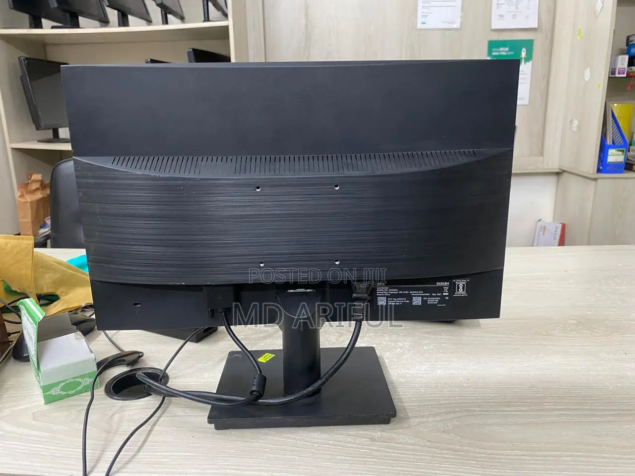 Dell 19"Inch Led Monitor ( চিকন সুতার মতো একটা দাগ আছে )