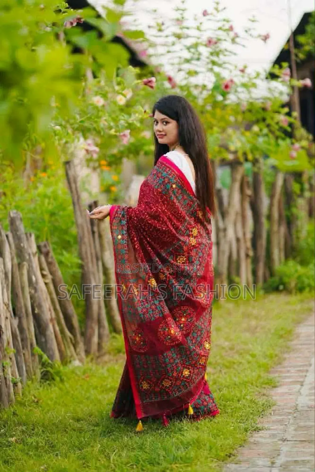 স্ক্রিন প্রিন্ট এর উপর এমব্রয়ডারি কাজের শাড়িr