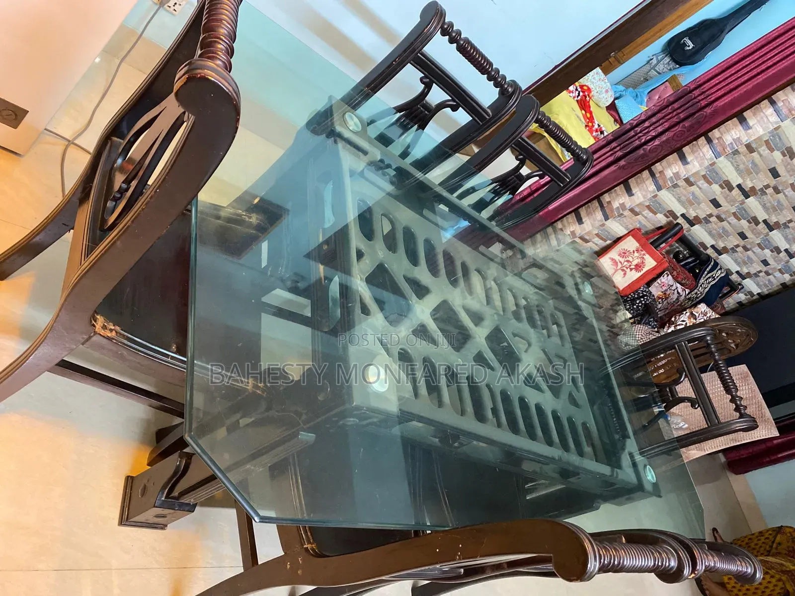 ৬ চেয়ারের একটি ডাইনিং টেবিল বিক্রি হবে