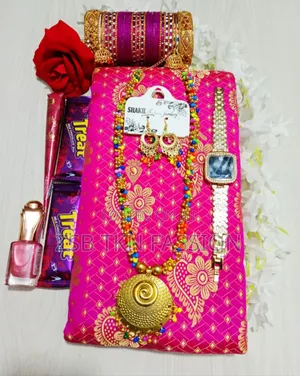 আকর্ষণীয় শাড়ী গিফট কম্ব সেট ভালোবাসার মানুষকে গিফট করুন