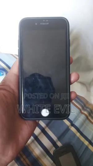 Photo - Apple iPhone 7 128 GB Black