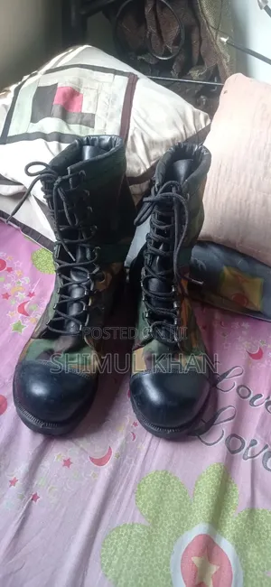 এক জোড়া বুট জুতা বিক্রি হবে