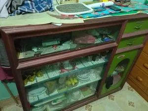 অত্যন্ত মজবুত ও টেকসই প্রিমিয়াম স্টিলের শো-কেস