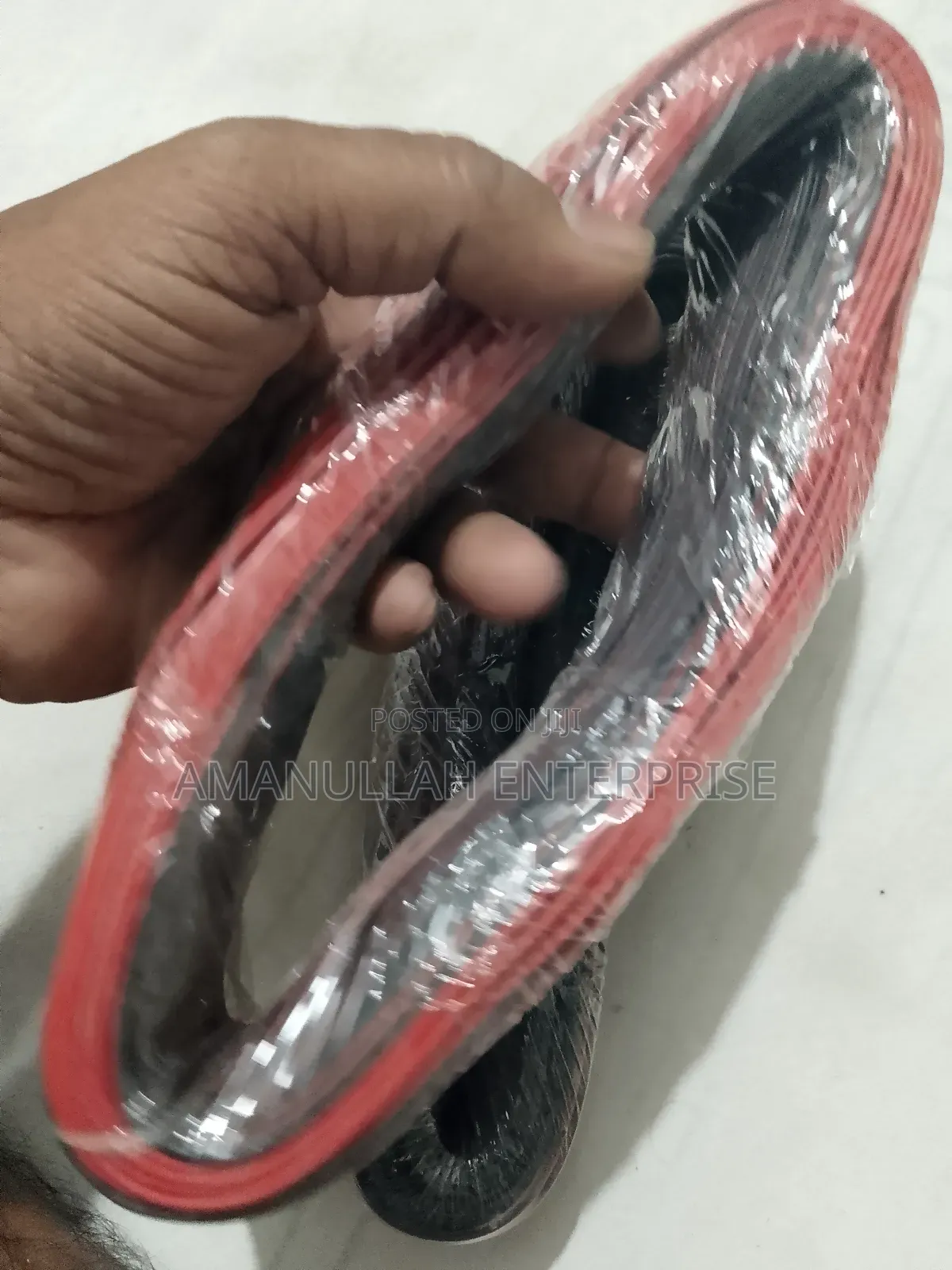 লাল এবং কালো পিভিসি ইনসুলেটেড ফ্লেক্সিবল ইলেকট্রিক ক্যাবলের কয়েল।