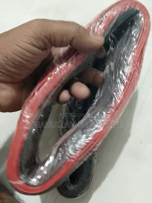 লাল এবং কালো পিভিসি ইনসুলেটেড ফ্লেক্সিবল ইলেকট্রিক ক্যাবলের কয়েল।
