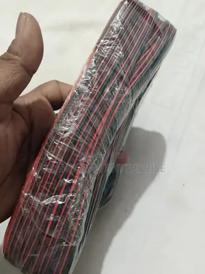 লাল এবং কালো পিভিসি ইনসুলেটেড ফ্লেক্সিবল ইলেকট্রিক ক্যাবলের কয়েল।