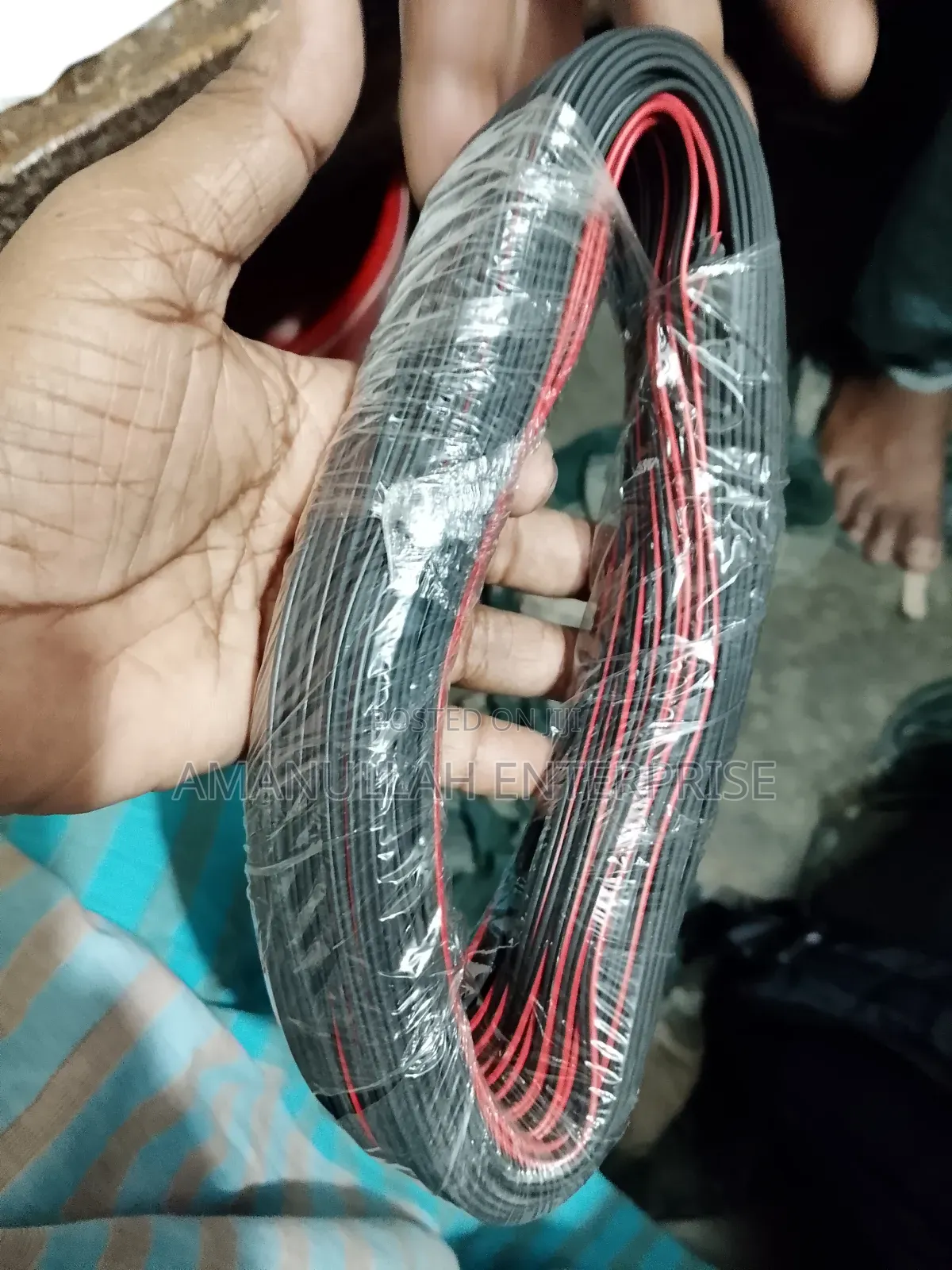 লাল এবং কালো পিভিসি ইনসুলেটেড ফ্লেক্সিবল ইলেকট্রিক ক্যাবলের কয়েল।