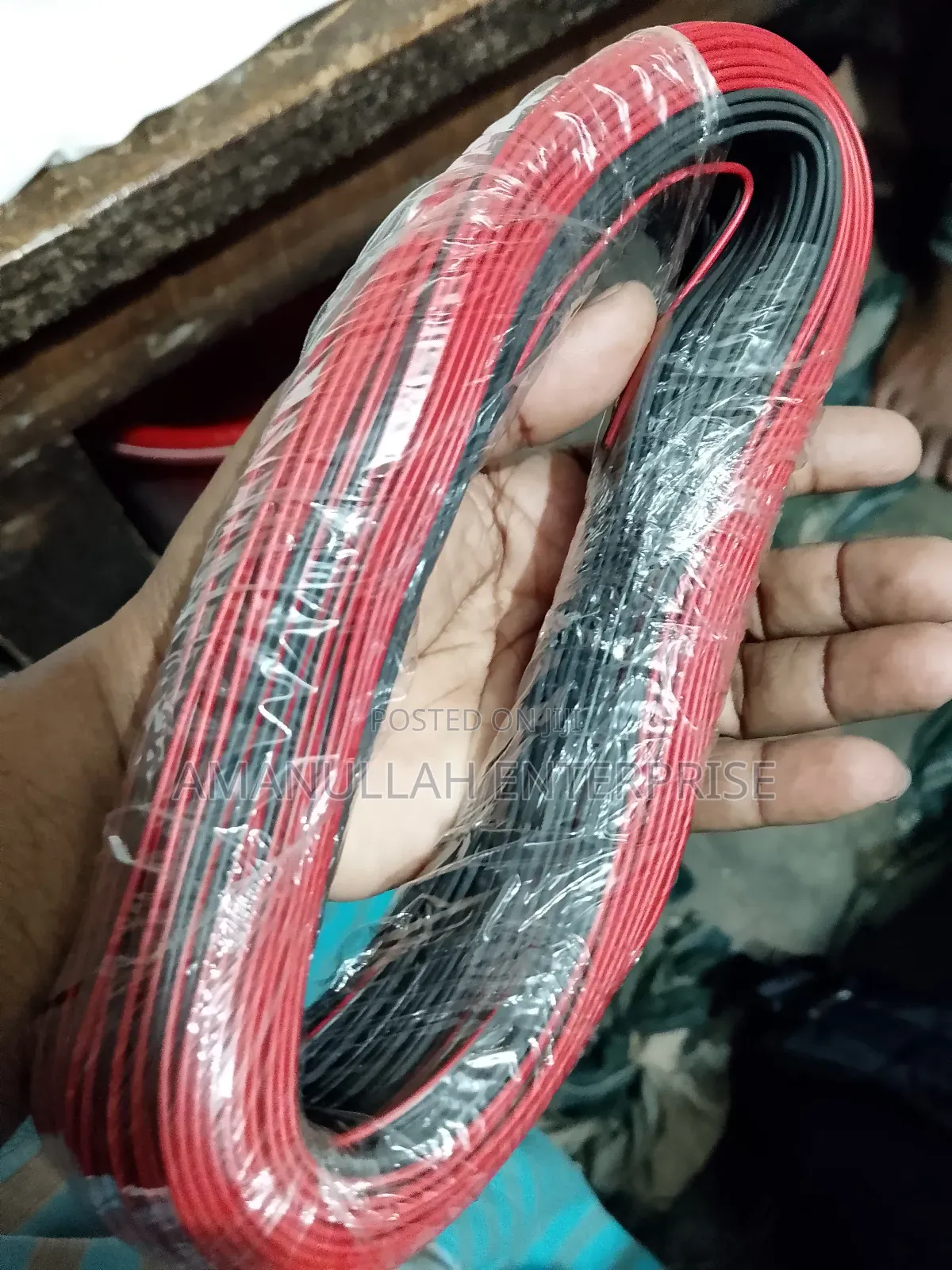 লাল এবং কালো পিভিসি ইনসুলেটেড ফ্লেক্সিবল ইলেকট্রিক ক্যাবলের কয়েল।