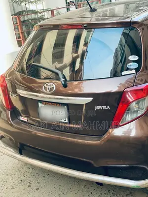 Toyota Vitz 1.3 FWD 5dr 2011 Brown
