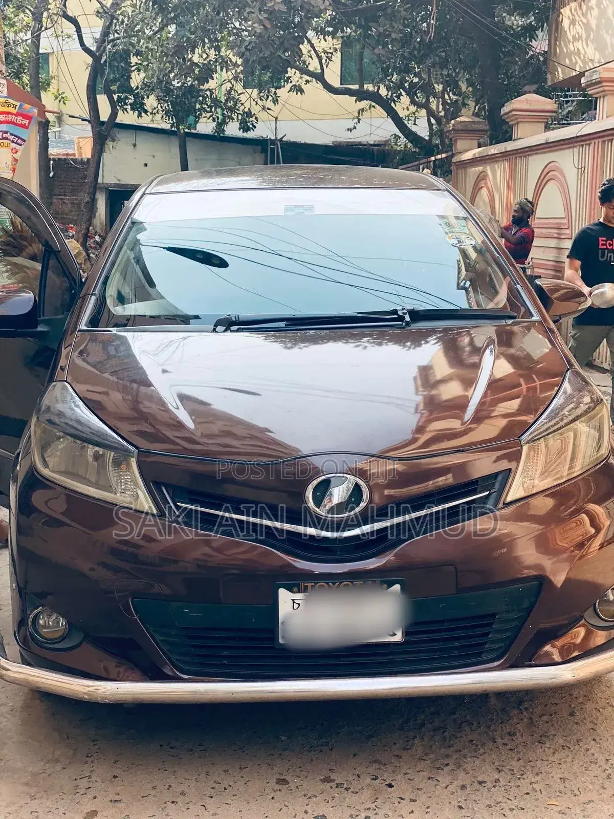 Toyota Vitz 1.3 FWD 5dr 2011 Brown