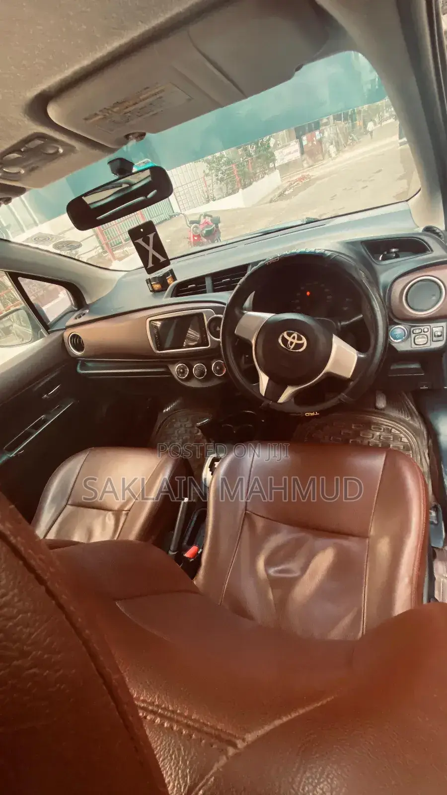 Toyota Vitz 1.3 FWD 5dr 2011 Brown