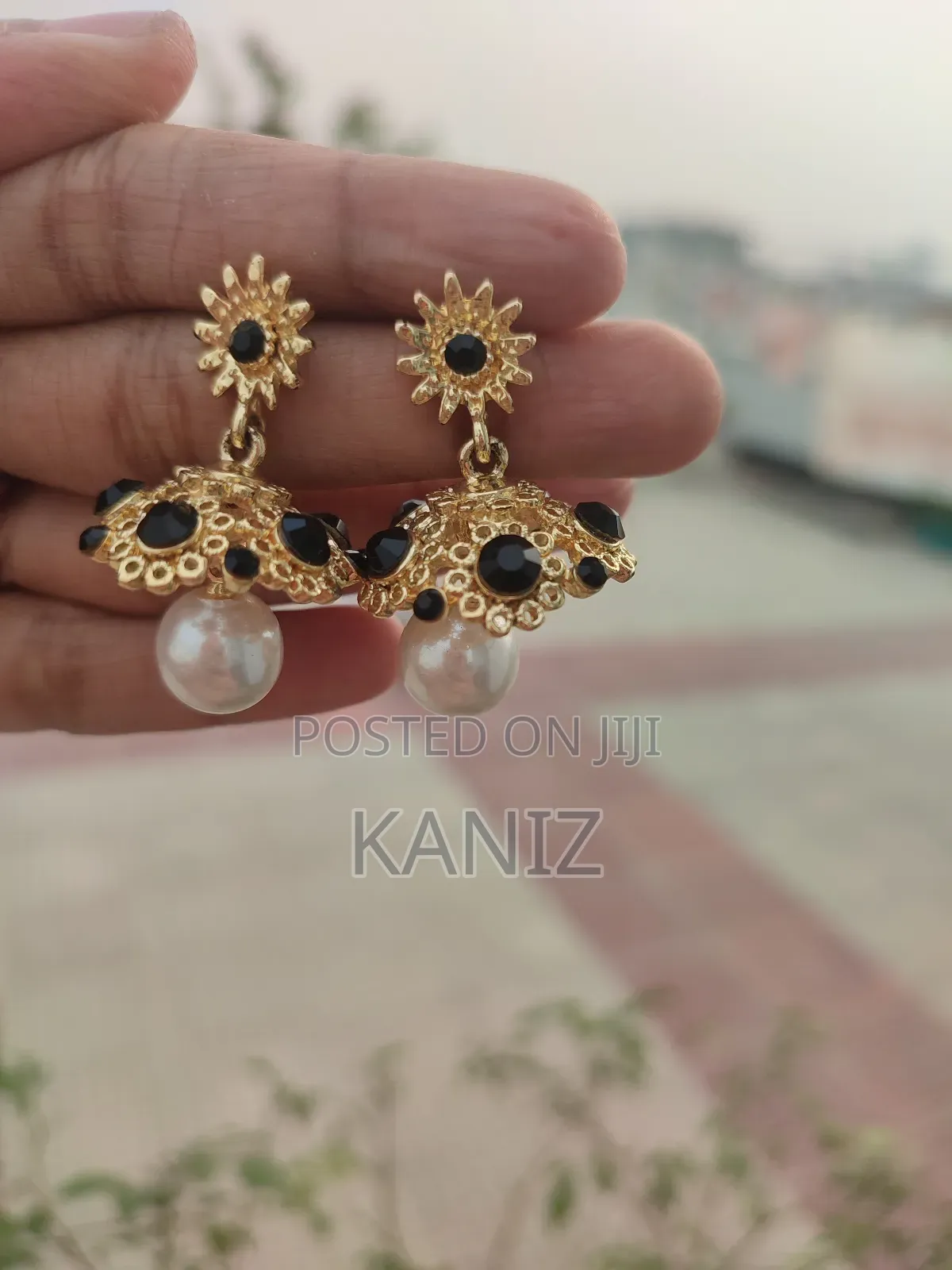 Sun-Kissed Black Pearl Jhumki – Timeless Desi Drama