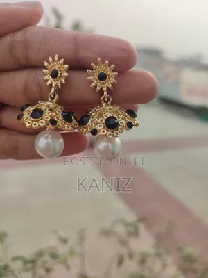 Sun-Kissed Black Pearl Jhumki – Timeless Desi Drama