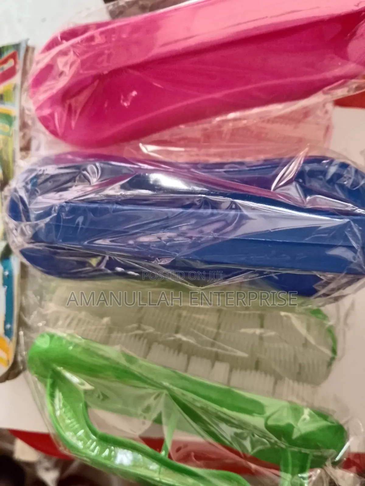 Durable Plastic Laundry Washing Brush – Multi-Purpose Clothes Scrubbing Brush with Ergonomic Grip (Pack of 1 / Random Colors)