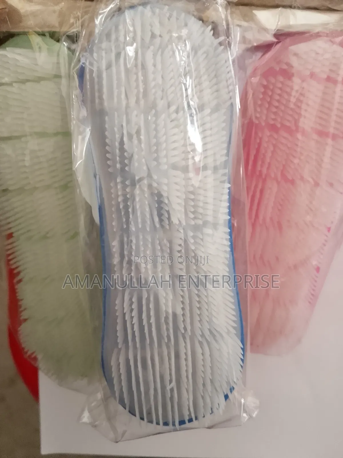 Durable Plastic Laundry Washing Brush – Multi-Purpose Clothes Scrubbing Brush with Ergonomic Grip (Pack of 1 / Random Colors)